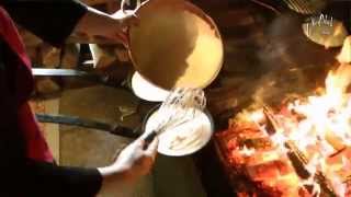 Les omelettes La Mère Poulard cuite au feu de bois  manger Mont Saint Michel [upl. by Airdnek]