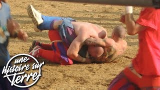 Un sport traditionnel et violent  le Calcio Storico [upl. by Halyhs622]