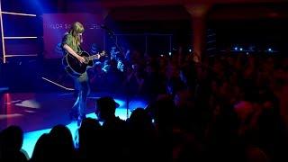 Taylor Swift  Gorgeous feat the crowd acoustic live [upl. by Akili378]